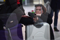 NEWS - London: Passagiere warten auf ihren Flug in Gatwick