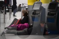 NEWS - London: Passagiere warten auf ihren Flug in Gatwick