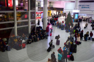 NEWS - London: Passagiere warten auf ihren Flug in Gatwick