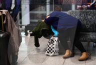 NEWS - London: Passagiere warten auf ihren Flug in Gatwick