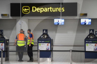 NEWS - London: Passagiere warten auf ihren Flug in Gatwick