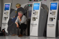 NEWS - London: Passagiere warten auf ihren Flug in Gatwick