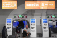 NEWS - London: Passagiere warten auf ihren Flug in Gatwick