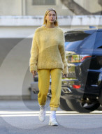 PEOPLE - Hailey Baldwin hüllt sich in Gelb