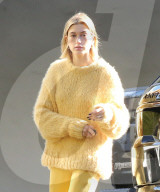 PEOPLE - Hailey Baldwin hüllt sich in Gelb