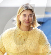 PEOPLE - Hailey Baldwin hüllt sich in Gelb