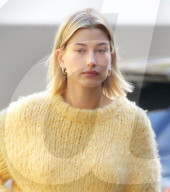 PEOPLE - Hailey Baldwin hüllt sich in Gelb