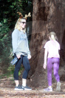 PEOPLE - Kristen Bell spaziert mit der Familie durch den Park