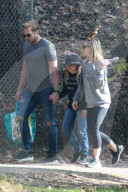 PEOPLE - Kristen Bell spaziert mit der Familie durch den Park
