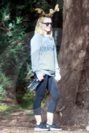 PEOPLE - Kristen Bell spaziert mit der Familie durch den Park