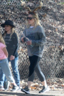 PEOPLE - Kristen Bell spaziert mit der Familie durch den Park