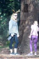PEOPLE - Kristen Bell spaziert mit der Familie durch den Park
