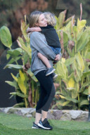 PEOPLE - Kristen Bell spaziert mit der Familie durch den Park