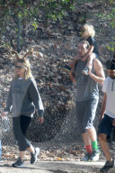 PEOPLE - Kristen Bell spaziert mit der Familie durch den Park