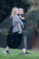 PEOPLE - Kristen Bell spaziert mit der Familie durch den Park