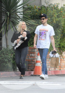 PEOPLE - Hilary Duff und Matthew Koma spazieren mit dem Nachwuchs durch Beverly Hills
