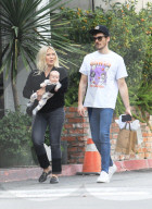 PEOPLE - Hilary Duff und Matthew Koma spazieren mit dem Nachwuchs durch Beverly Hills