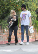 PEOPLE - Hilary Duff und Matthew Koma spazieren mit dem Nachwuchs durch Beverly Hills