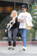 PEOPLE - Hilary Duff und Matthew Koma spazieren mit dem Nachwuchs durch Beverly Hills