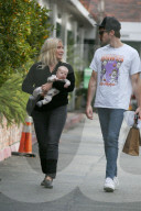 PEOPLE - Hilary Duff und Matthew Koma spazieren mit dem Nachwuchs durch Beverly Hills