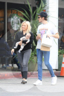 PEOPLE - Hilary Duff und Matthew Koma spazieren mit dem Nachwuchs durch Beverly Hills