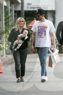 PEOPLE - Hilary Duff und Matthew Koma spazieren mit dem Nachwuchs durch Beverly Hills