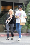 PEOPLE - Hilary Duff und Matthew Koma spazieren mit dem Nachwuchs durch Beverly Hills