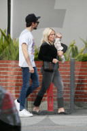 PEOPLE - Hilary Duff und Matthew Koma spazieren mit dem Nachwuchs durch Beverly Hills
