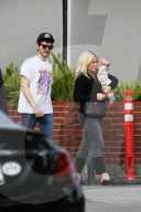 PEOPLE - Hilary Duff und Matthew Koma spazieren mit dem Nachwuchs durch Beverly Hills