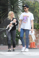 PEOPLE - Hilary Duff und Matthew Koma spazieren mit dem Nachwuchs durch Beverly Hills