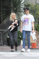 PEOPLE - Hilary Duff und Matthew Koma spazieren mit dem Nachwuchs durch Beverly Hills