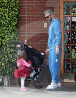 PEOPLE - Adam Levine schiebt den Nachwuchs durch die Nachbarschaft