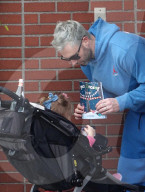 PEOPLE - Adam Levine schiebt den Nachwuchs durch die Nachbarschaft