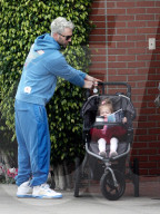 PEOPLE - Adam Levine schiebt den Nachwuchs durch die Nachbarschaft