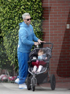 PEOPLE - Adam Levine schiebt den Nachwuchs durch die Nachbarschaft