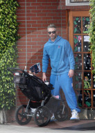 PEOPLE - Adam Levine schiebt den Nachwuchs durch die Nachbarschaft