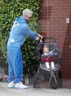 PEOPLE - Adam Levine schiebt den Nachwuchs durch die Nachbarschaft