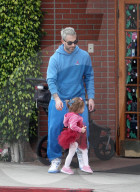 PEOPLE - Adam Levine schiebt den Nachwuchs durch die Nachbarschaft