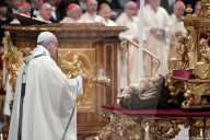 NEWS - Papst erteilt Urbi et Orbi in Rom