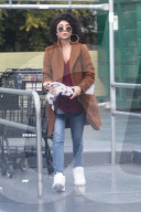 PEOPLE - Sarah Hyland bummelt in Los Angeles