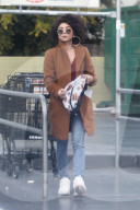 PEOPLE - Sarah Hyland bummelt in Los Angeles