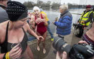 FEATURE - Schwimmen in eisigen Temperaturen im Serpentine Club im Hyde Park
