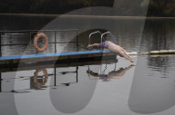 FEATURE - Schwimmen in eisigen Temperaturen im Serpentine Club im Hyde Park