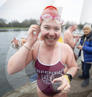 FEATURE - Schwimmen in eisigen Temperaturen im Serpentine Club im Hyde Park