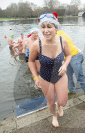 FEATURE - Schwimmen in eisigen Temperaturen im Serpentine Club im Hyde Park