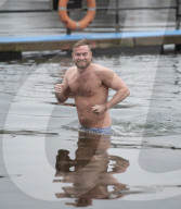 FEATURE - Schwimmen in eisigen Temperaturen im Serpentine Club im Hyde Park