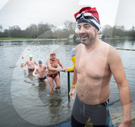 FEATURE - Schwimmen in eisigen Temperaturen im Serpentine Club im Hyde Park
