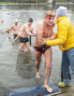 FEATURE - Schwimmen in eisigen Temperaturen im Serpentine Club im Hyde Park