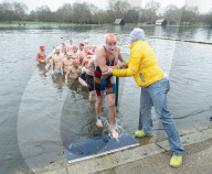 FEATURE - Schwimmen in eisigen Temperaturen im Serpentine Club im Hyde Park