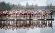 FEATURE - Schwimmen in eisigen Temperaturen im Serpentine Club im Hyde Park